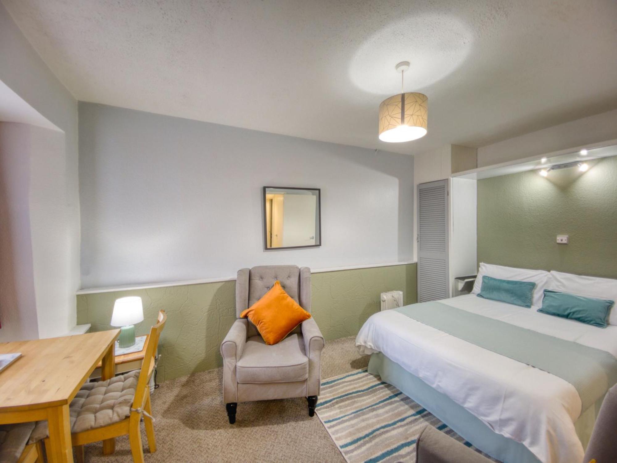 8 - Large Sea Front-ground Floor -free Parking